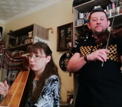 Сыграли «Луч солнца золотого»: супруги-музыканты из Челябинска взорвали соцсети видеозаписью домашней репетиции