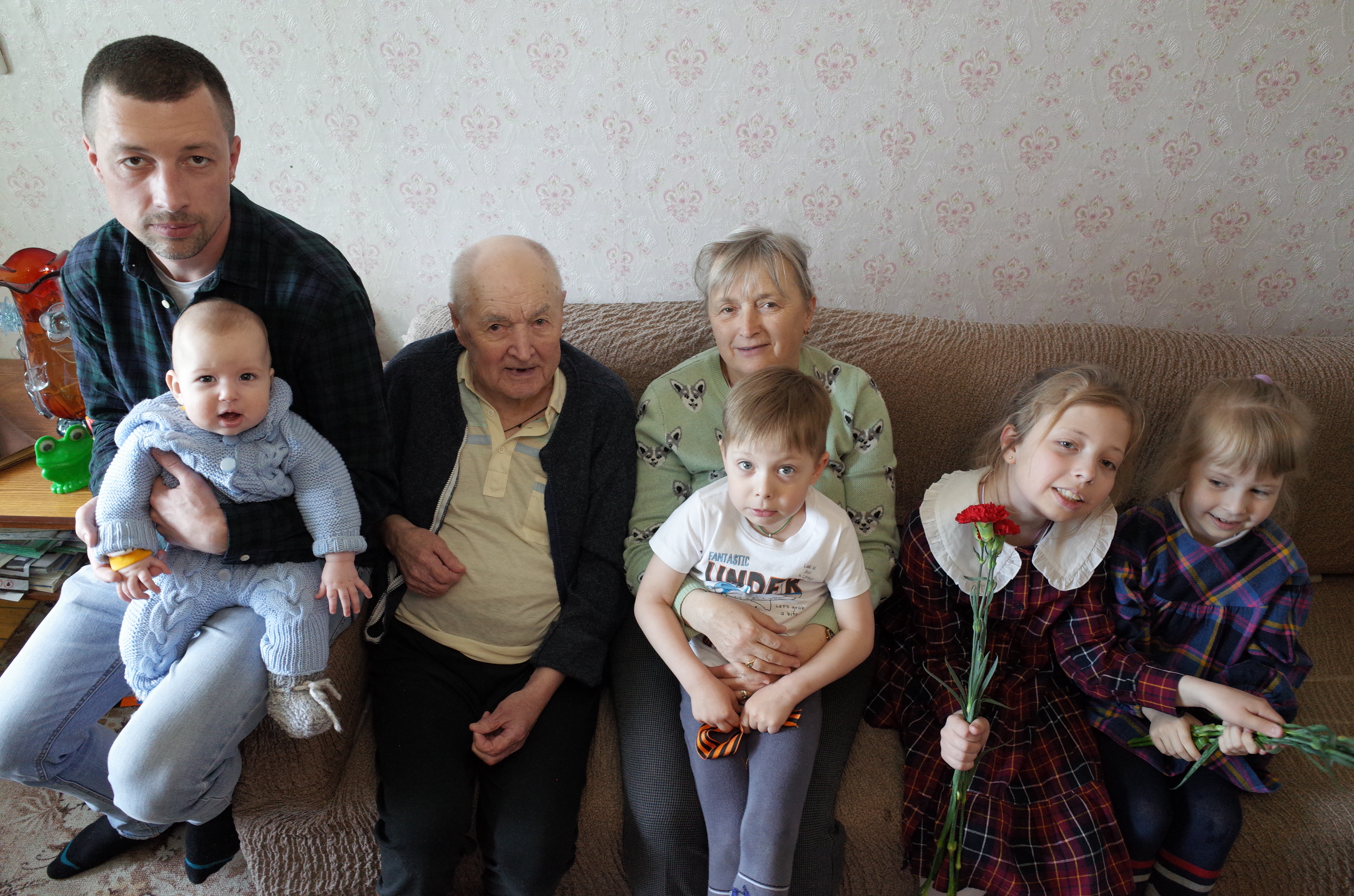 Слева направо: внук Александр, Владимир Иванович, дочка Татьяна и четыре правнука