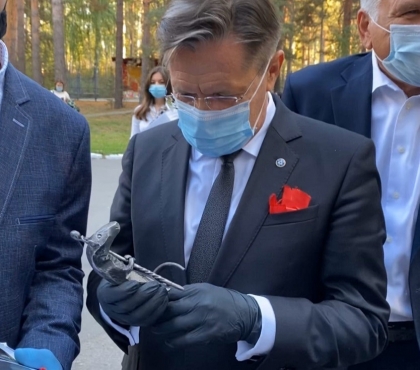 Слесарь из Озёрска подарил гендиректору 