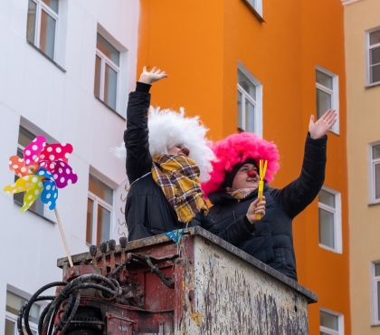Чтобы поддержать пациентов детской больницы, клоуны арендовали автовышку