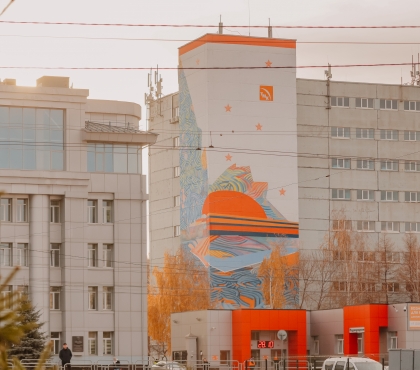 Сердце завода — это люди: на фасаде ЧТПЗ создали гигантский мурал, вдохновленный цехом «Высота 239»
