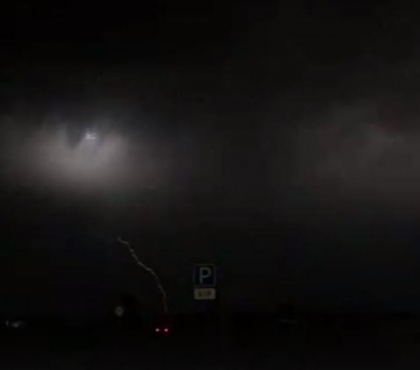 Во время грозы челябинцы увидели гигантские глаза в ночном небе