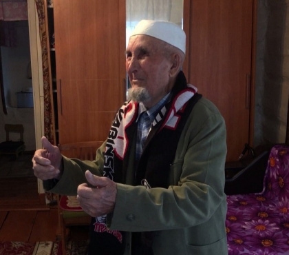 Вручили 20 билетов: 93-летний фанат ХК 