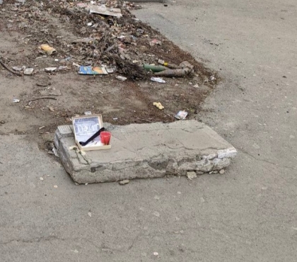 В центре Челябинска поставили памятник ларьку