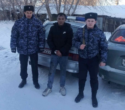 В Челябинской области росгвардейцы спасли мужчину из горящей квартиры