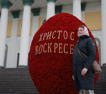 В Челябинске установили двухметровые Пасхальные яйца из 12 тысяч роз: успейте увидеть
