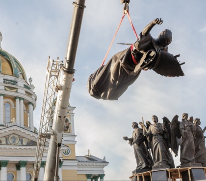 Пятиметрового архистратига Михаила доставили к Христорождественскому собору Челябинска