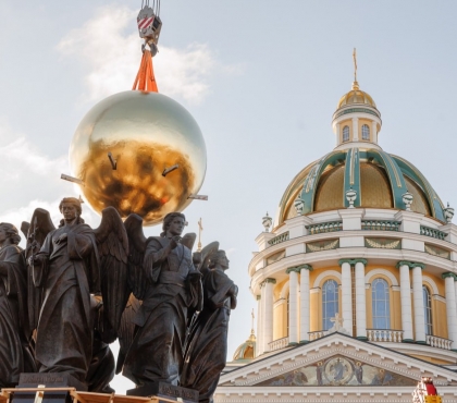 На 17-метровом монументе у Христорождественского Собора установили скульптуру Архангела Михаила