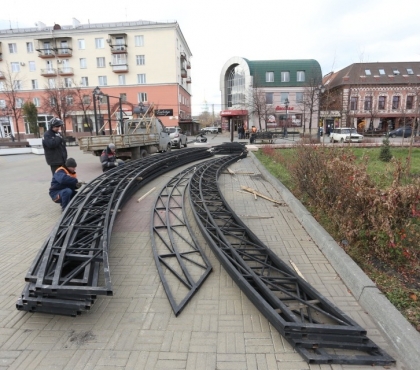 В центре Челябинска началась установка новогодней иллюминации