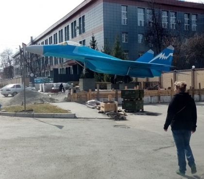 В Кыштыме установили постамент с советским истребителем