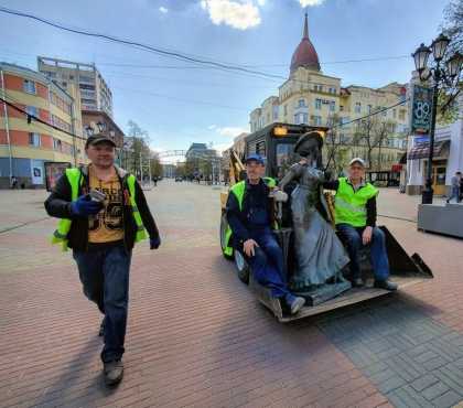 Она не соблюдала режим самоизоляции: на Кировке демонтировали бронзовую модницу