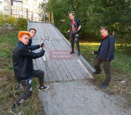 Челябинские панки починили детскую горку в одном из дворов города