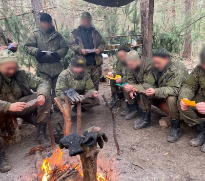 Уже прослезился: на видео сняли, как южноуральцы на передовой читают письма из дома