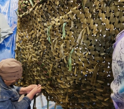 Украинский дрон не взорвался, так как запутался в маск-сети, сплетенной челябинками