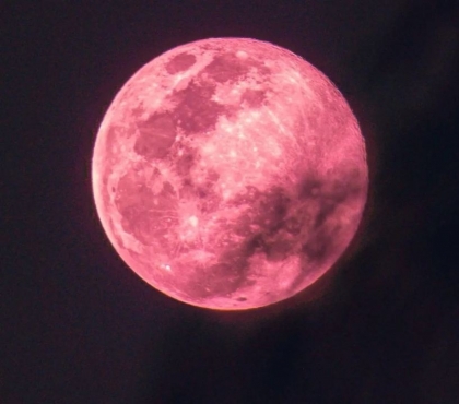 Южноуральцы смогут увидеть Розовое полнолуние и звездопад в одну ночь