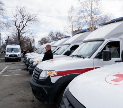 РМК подарила больницам Челябинской области 21 автомобиль скорой помощи