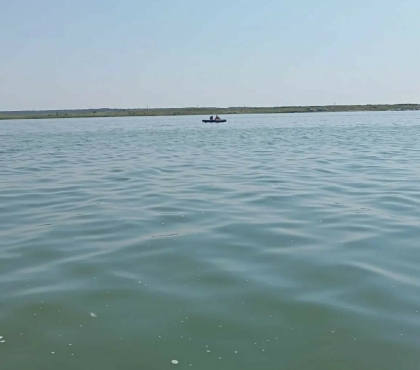На озере Касарги спасли девушек, которых унесло от берега на надувном матрасе