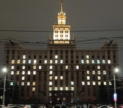 Челябинск отпраздновал китайский новым год, украсив ЮУрГУ светящимся иероглифом змеи