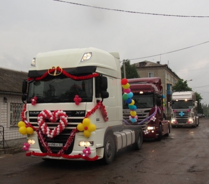 В Челябинской области большегрузы возглавили свадебный кортеж