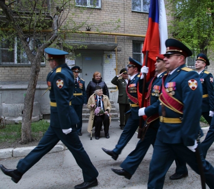 Парад у подъезда: в Челябинской области Росгвардия поздравила ветеранов войны с Днем Победы