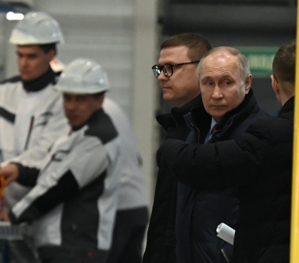 Путину показали образцы промышленных роботов, названных в честь городов Челябинской области