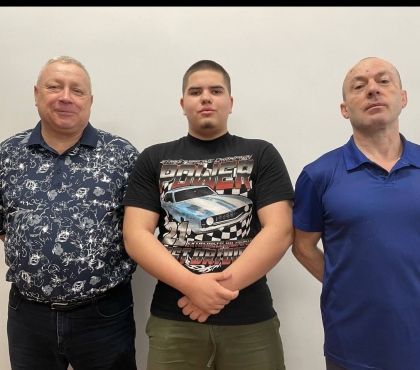 В Челябинске физрук, ОБЖшник и девятикласник задержали неадекватного дебошира, ворвавшегося в школу