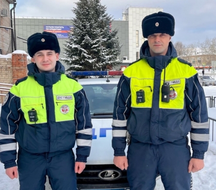 Полицейские спасли мужчину, который замерзал на обочине трассы возле Кыштыма
