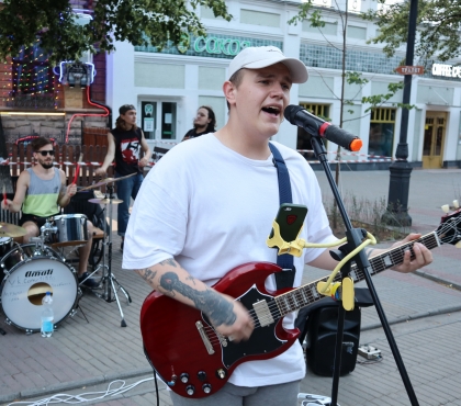 Уволиться с работы и зарабатывать на Кировке: как живется уличным музыкантам в Челябинске