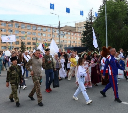 Масштабный парад семей прошел в Челябинске в День семьи, любви и верности