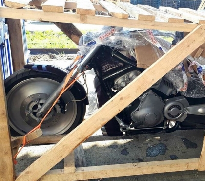 Вам посылочка: в Челябинск почтой доставили мотоцикл Harley-Davidson