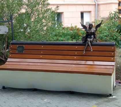 В центре Челябинска установили скульптуру книжной музы