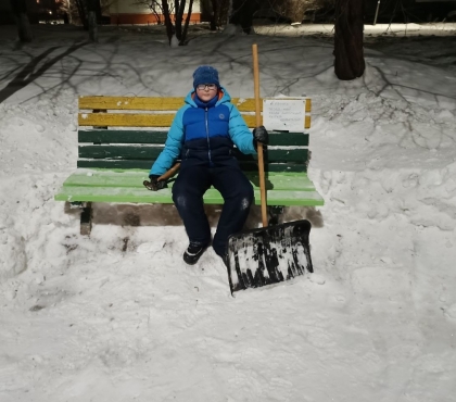 Взял лопату и помог всему району: подросток из Снежинска расчистил занесённую снегом остановку