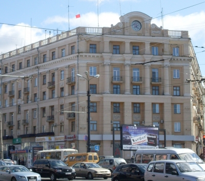 Осталось выбрать дизайн: в доме на площади Революции установят новые часы с подсветкой