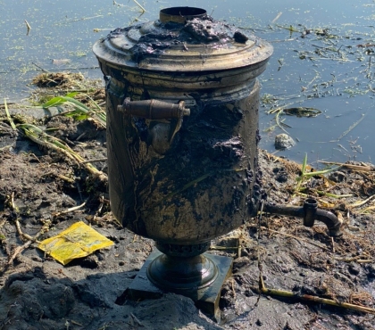 Со дна реки Миасс водолазы подняли старинный самовар