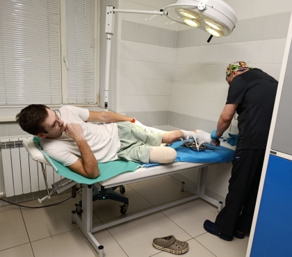 В Челябинске спасли ногу 21-летнему строителю, на которого рухнул трехметровый железный щит