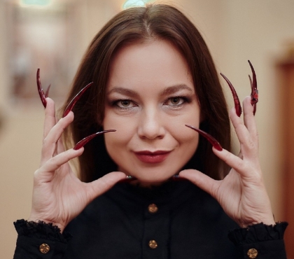 Девушка из Челябинска рассказала, как ей живется с 6-сантиметровыми ногтями ведьмы