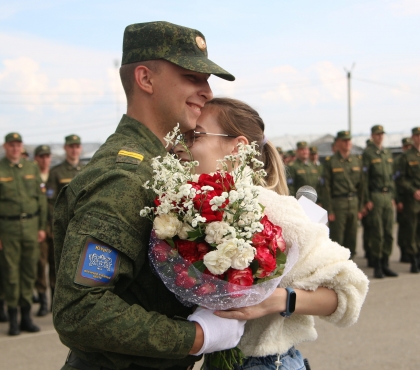 Челябинец сделал предложение возлюбленной на глазах 2500 человек после принятии воинской присяги