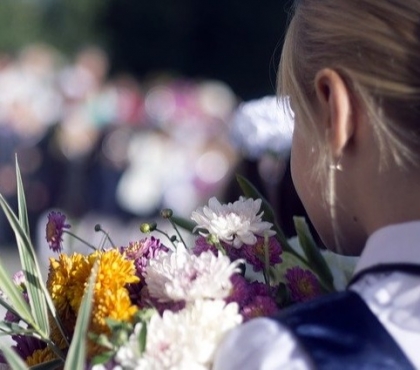 28 первых классов: в челябинскую школу набрали рекордное количество первоклашек