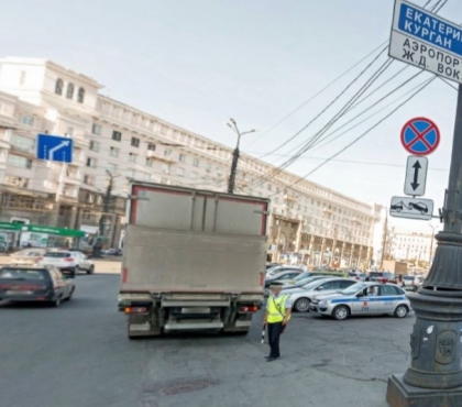 Суд разрешил парковаться у челябинского молодежного театра
