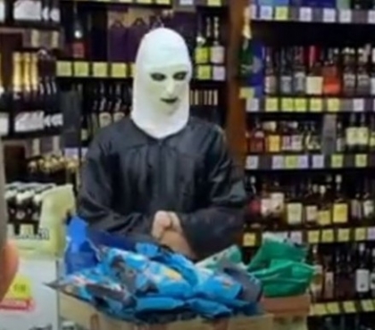 В челябинский алкомаркет наведались призраки в черных мантиях