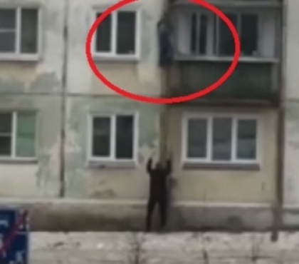 В Озерске прохожий спас 7-летнего мальчика, спускавшегося с 4-го этажа по водосточной трубе
