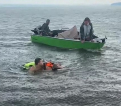 Потянулась за очками и чуть не утонула: семья спасла из воды пенсионерку