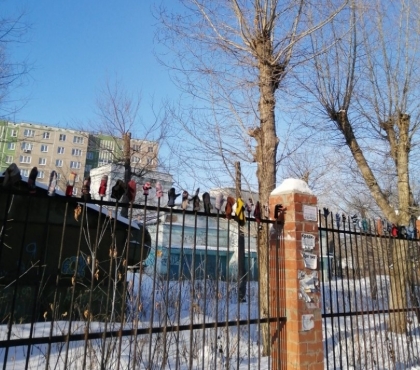 Кто потерял рукавицу? В Челябинске появился забор с 