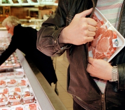 В свой выходной омоновец из Челябинска скрутил воришку у продуктового магазина