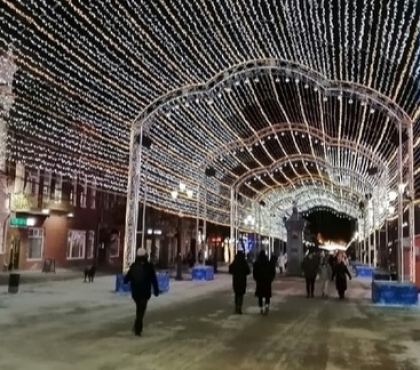 На Кировке включили новогоднюю иллюминацию