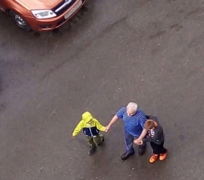 Копейские школьники помогли слепому дедушке во время ливня