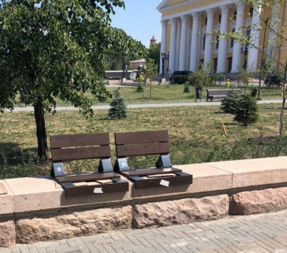 На Кировке у Оперного театра установили скамейки на парапетах