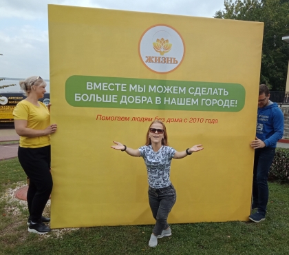 В Челябинске девушка, похожая на ребенка, ездит по теплотрассам и кормит бездомных