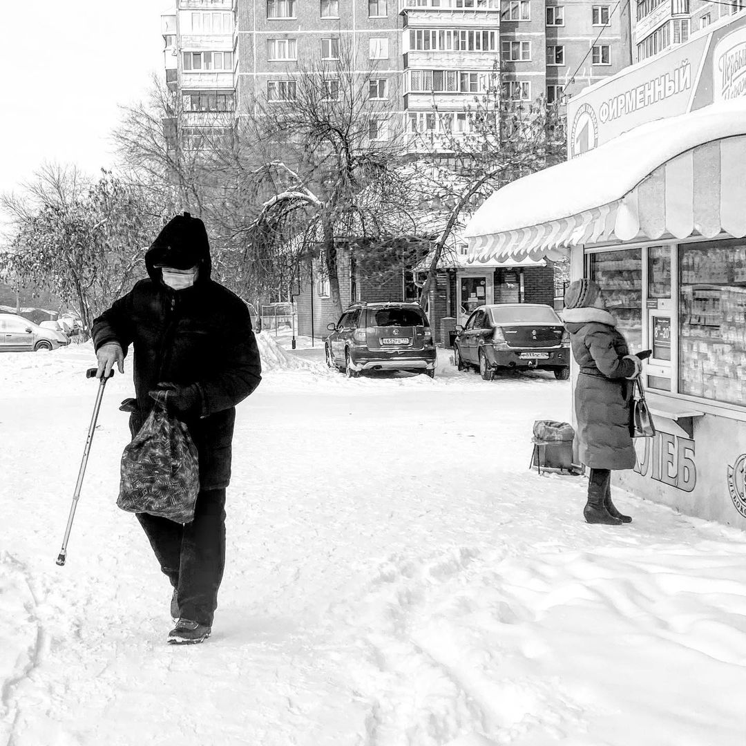 В мороз тоже нужно идти за хлебом... Источник фото @paslen
