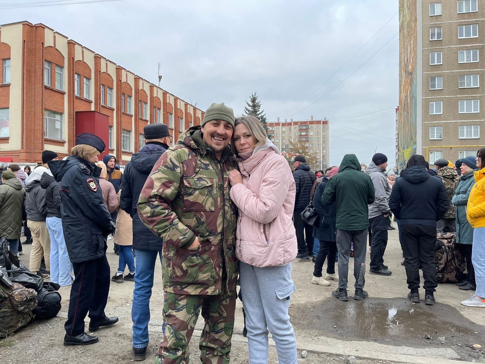 Евгений с женой перед отправкой в 